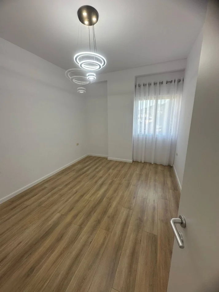 Tirane, shitet apartament 1+1 Kati 4, 65 m² 92.000 € (YZBERISHT)