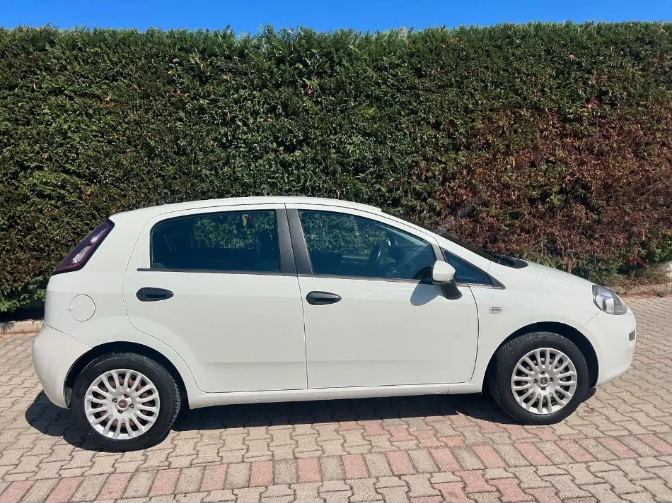 Durres, japim me qera makine Fiat grande punto Benzin, e bardhë manuale Kondicioner 182.056 km,  25 €