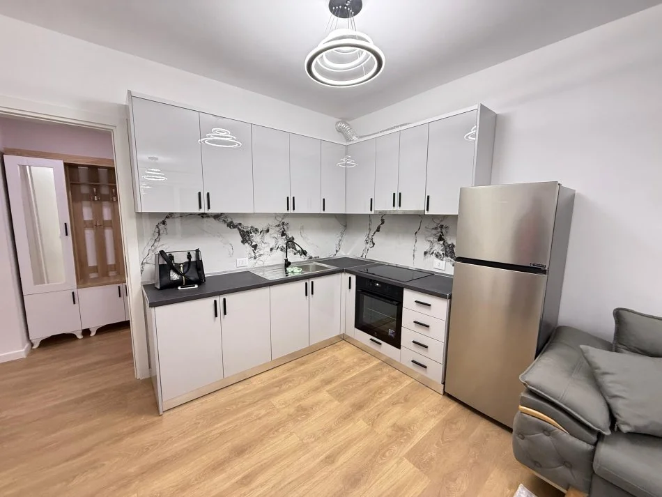 Tirane, jepet me qera apartament 2+1+Ballkon Kati 5, 85 m² 650 € (Ish Profarma, Rruga Xhanfize Keko)