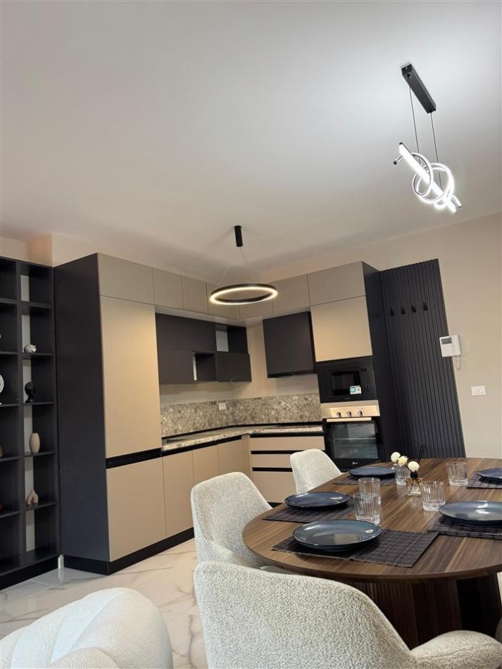 Tirane, jepet me qera apartament 3+1+Ballkon Kati 15, 125 m² 1.500 € (Garden Building)