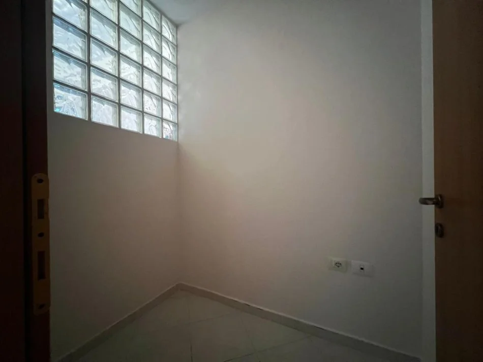 Tirane, jepet me qera apartament 1+1 Kati 1, 400 € (Tek Medreseja)