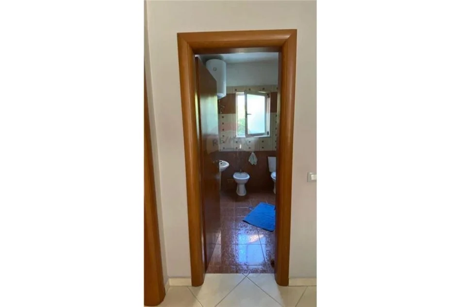 Tirane, jepet me qera Vile 1+1 Kati 1, 120 m² 400 € (Rruga Frang Bardhi)