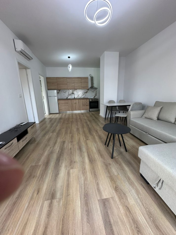 Tirane, jepet me qera apartament 1+1 Kati 3, 600 € (Shkolla kuqe)