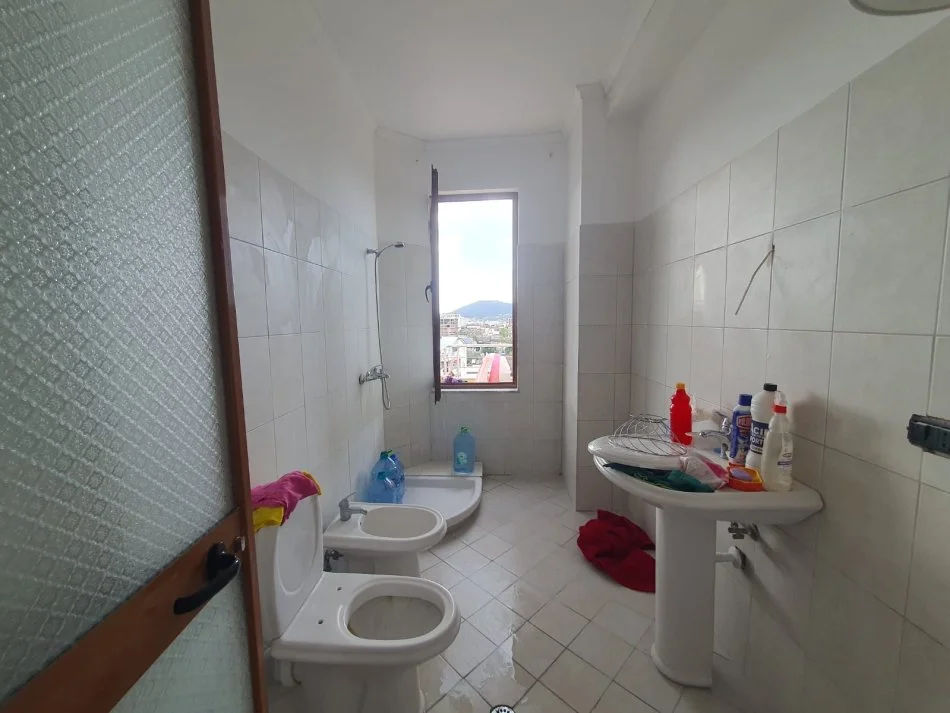 Tirane, jepet me qera apartament 2+1+Ballkon Kati 4, 120 m² 420 € (Yzberisht)