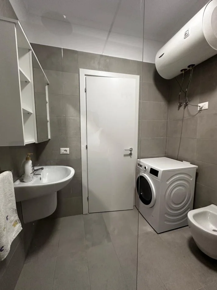 Tirane, jepet me qera apartament 1+1+Ballkon Kati 1, 65 m² 700 € (Pazari i Ri, Rr Tefta Tashko Koco)