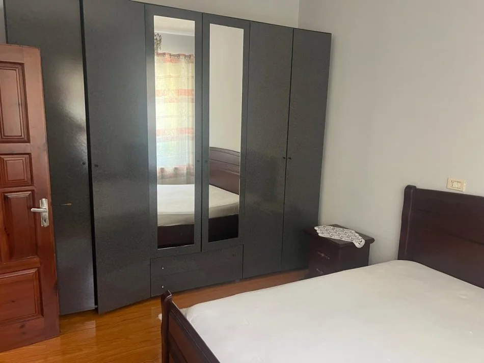 Tirane, jepet me qera apartament 1+1 Kati 2, 70 m² 350 € 