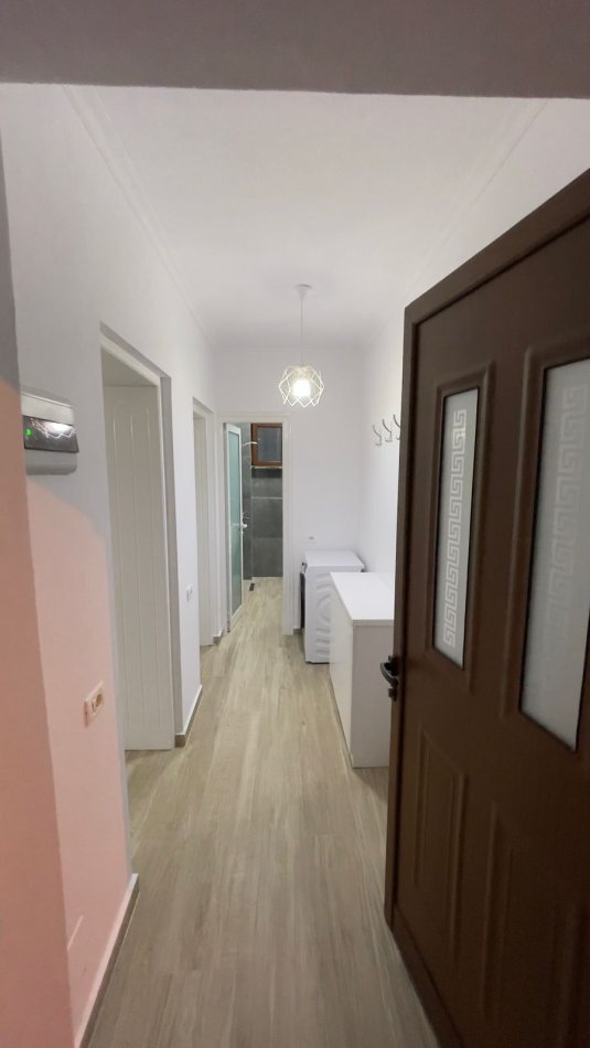 Tirane, jepet me qera apartament 1+1+Ballkon Kati 1, 65 m² 450 € (rruga e Kavajes)