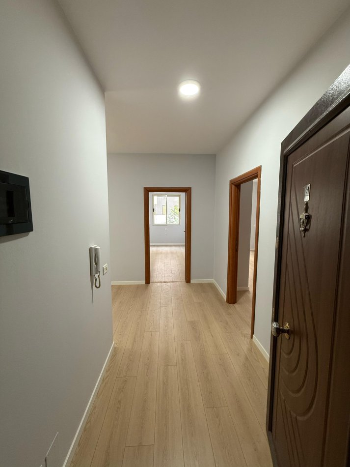 Tirane, shitet apartament 2+1+Ballkon Kati 1, 92 m² 128.000 € (Yzberisht)