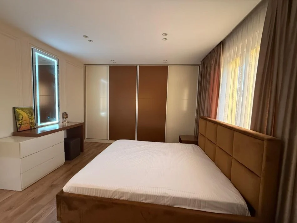 Tirane, jepet me qera apartament 3+1+Ballkon , 135 € 