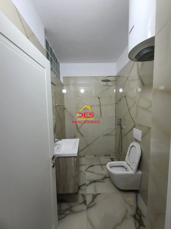 Vlore, jepet me qera apartament 1+1+Ballkon Kati 9, 70 m² 400 € (Rruga Murat Tërbaçi)