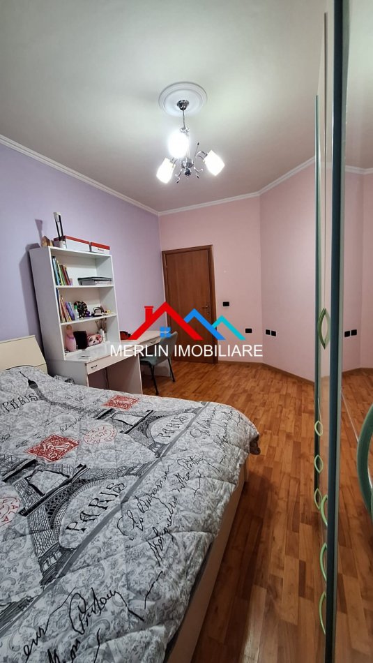 Tirane, jepet me qera apartament 4+1+Ballkon Kati 12, 171 m² 700 € (BRRYLI)