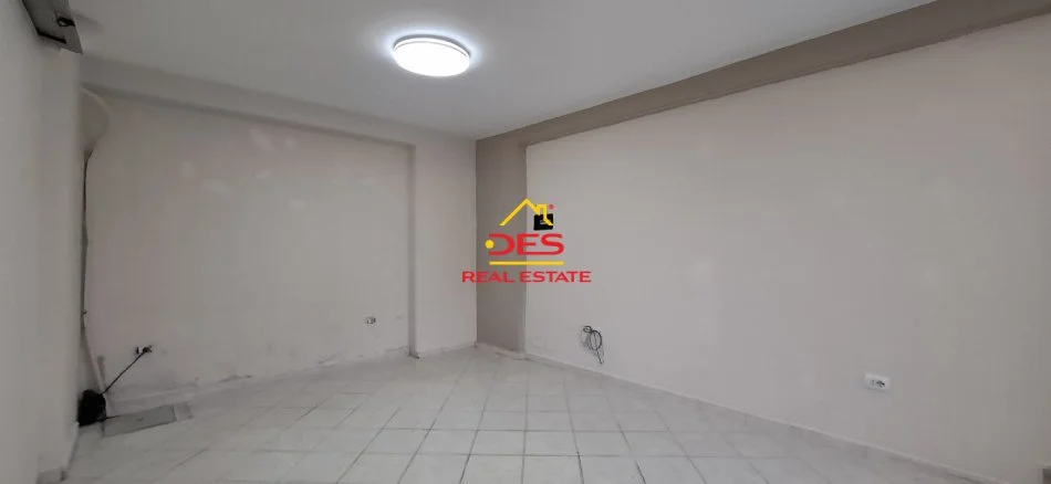 Vlore, jepet me qera ambjent biznesi Kati 0, 40 m² 300 € (Rruga Sadik Zotaj)