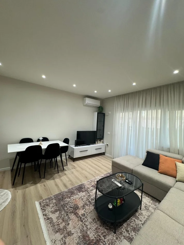 Tirane, jepet me qera apartament 2+1+Ballkon Kati 1, 90 m² 600 € (Rruga Don Bosko)
