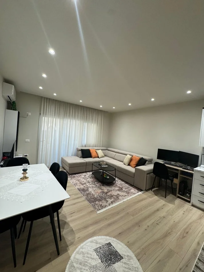 Tirane, jepet me qera apartament 2+1+Ballkon Kati 1, 90 m² 600 € (Rruga Don Bosko)