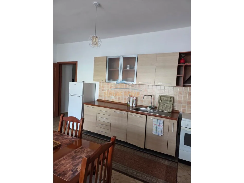 Tirane, jepet me qera apartament 1+1 Kati 3, 77 m² 500 € (RRUGA RIZA CEROVA)
