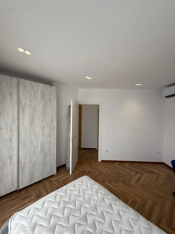 Tirane, jepet me qera apartament 2+1 Kati 3, 109 m² 1.000 € 
