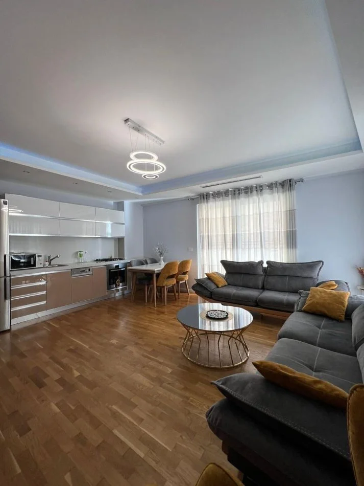 Tirane, jepet me qera apartament 2+1, Kati 5, 100 m² 700€ (Frosina Plaku)