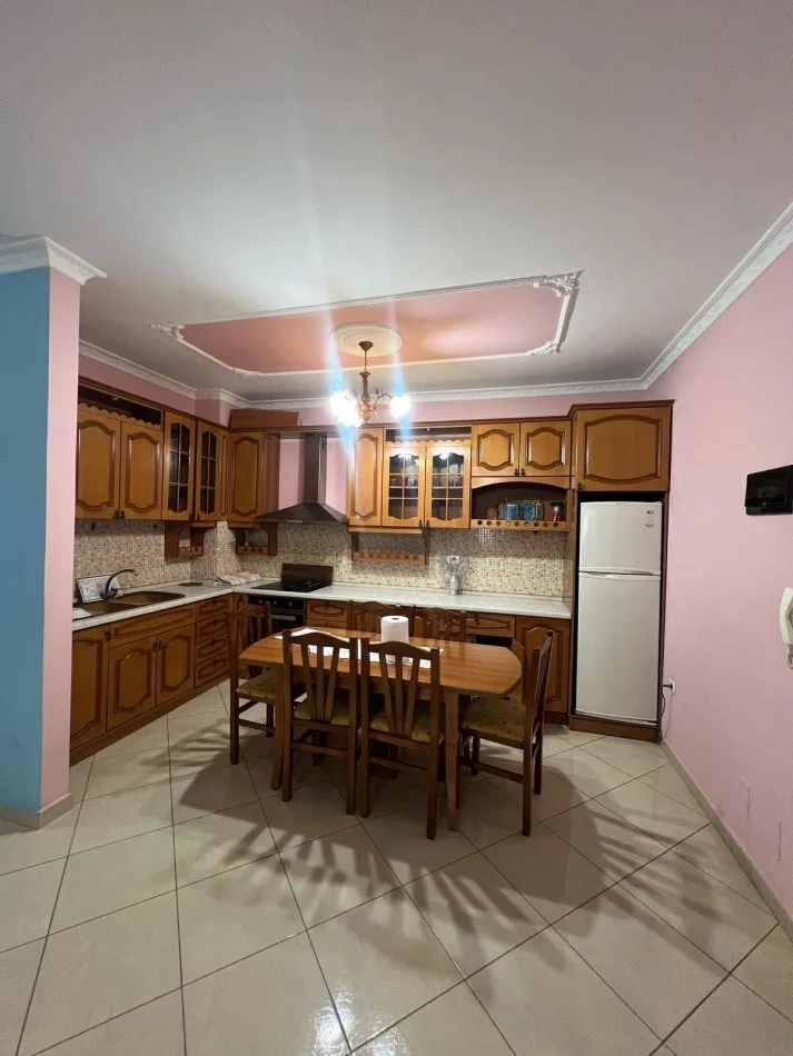 Tirane, jepet me qera apartament 2+1+Ballkon Kati 3, 94 m² 450 € (Perballe Casa Italia 2+1 Per Qera I mobiluar)