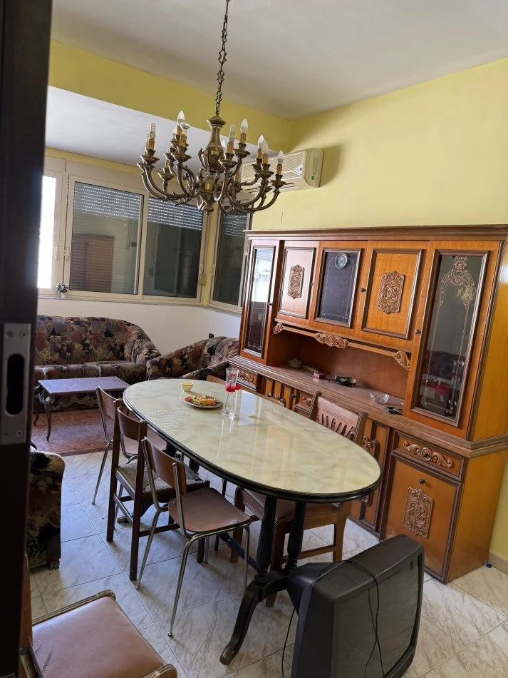 Tirane, jepet me qera apartament 2+1+Ballkon Kati 4, 500 € (Rruga Fortuzi)