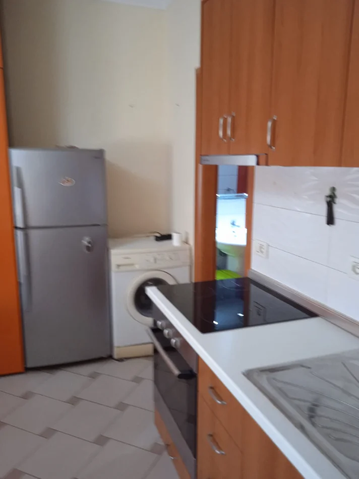 Tirane, jepet me qera garsonier 1+1 Kati 2, 35 m² 420 € (Rruga e Durresit Blloku i Ambasadave)