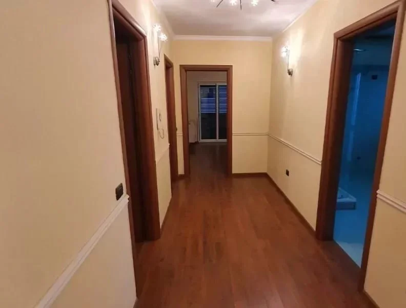 Tirane, jepet me qera Vile 3 Katshe , 410 m² 2.000 € (Selit ,Ish Stacioni i fundit i Tiranes se Re)