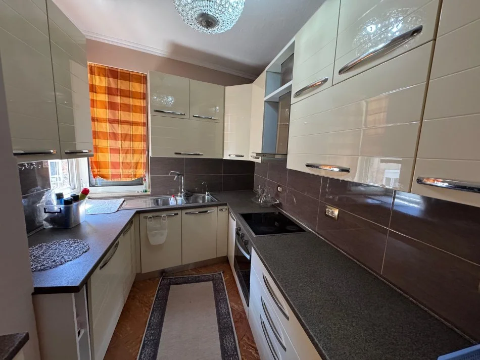 Tirane, jepet me qera apartament 2+1+Ballkon Kati 4, 140 m² 700 € 