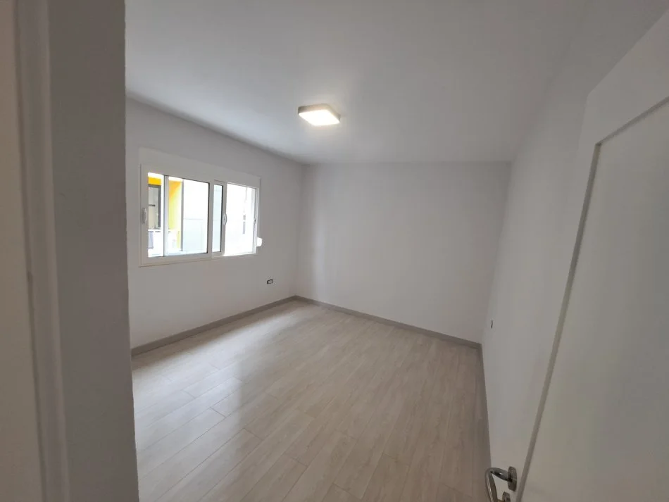 Tirane, jepet me qera apartament 1+1 Kati 4, 50 m² 700 € (Jul Varibova)