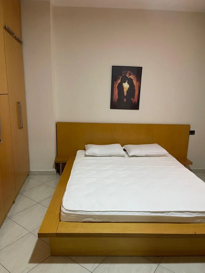 Tirane, jepet me qera apartament 3+1 Kati 8, 130 m² 1.000 € (Qemal Stafa)