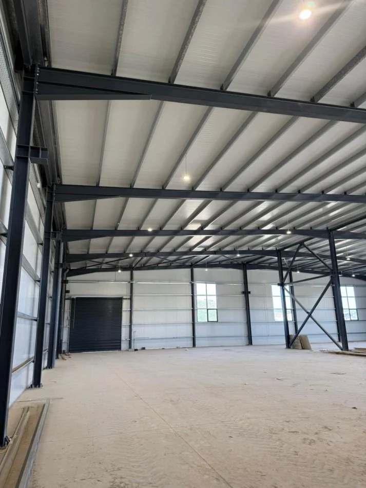 Tirane, jepet me qera magazine Kati 0, 450 m² 2.000 € (Autostrada Tirane-Durres)