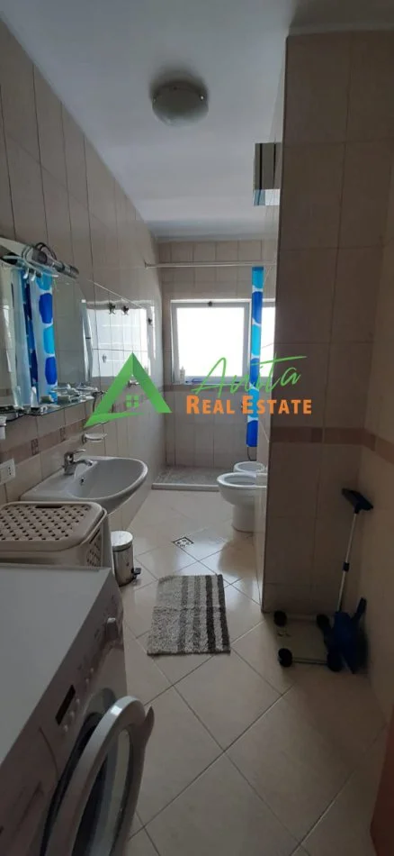 Tirane, jepet me qera apartament 2+1+Ballkon Kati 3, 115 m² 650 € (Komuna e Parisit)
