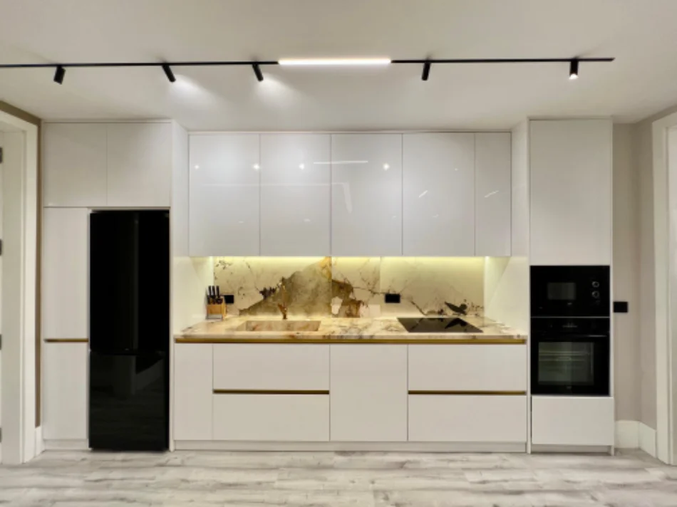 Tirane, jepet me qera apartament 2+1 Kati 7, 155 m² 2.300 € (Perballe viles Enver , Ish blloku)