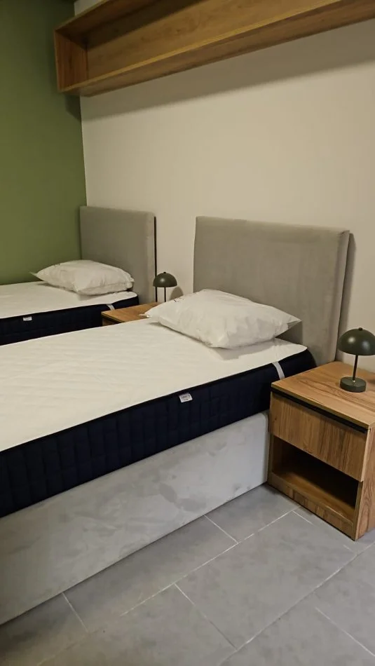 Tirane, jepet me qera apartament 2+1+Ballkon Kati 5, 108 m² 800 € (rruga Zallit)