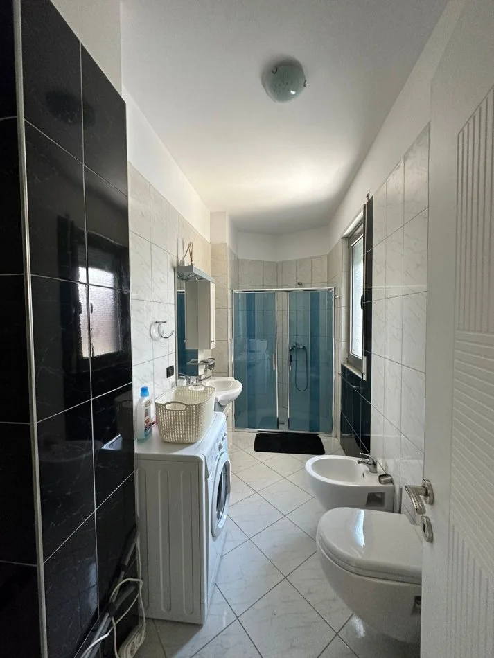 Tirane, jepet me qera apartament 2+1 , 95 m² 650 € (rruga kosovarve)