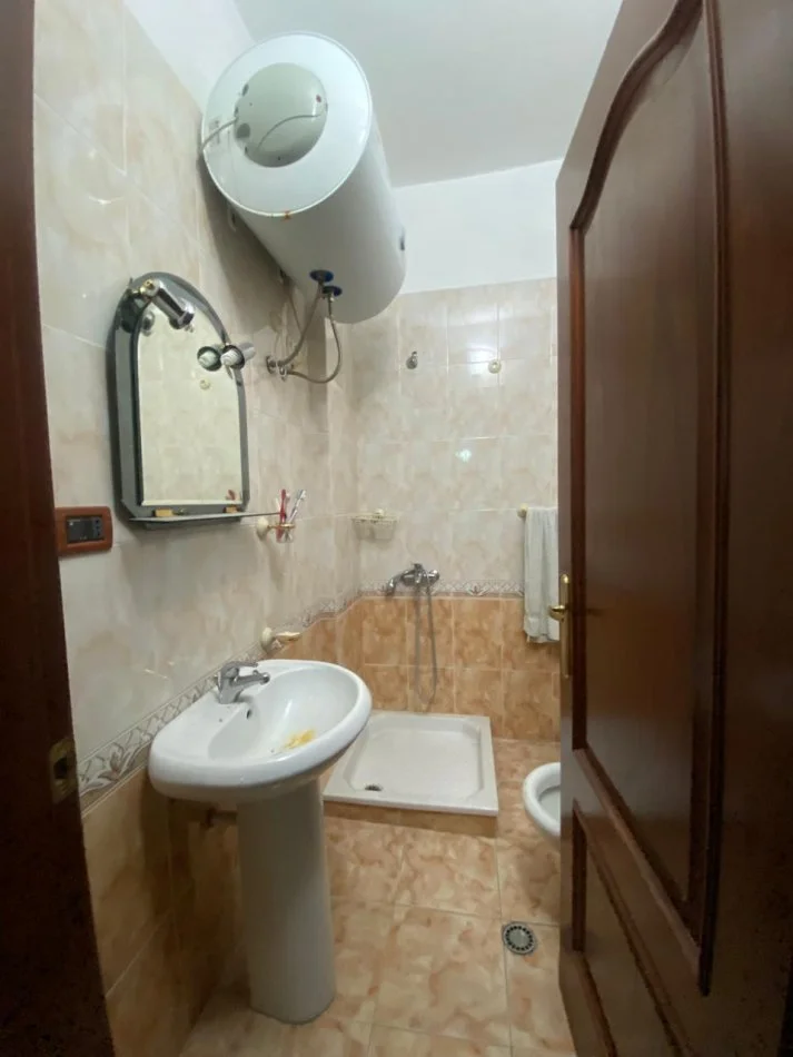 Tirane, jepet me qera apartament 2+1+Aneks+Ballkon Kati 2, 99 m² 800 € (PAZARI I RI)
