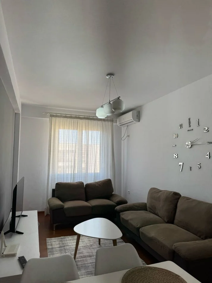 Tirane, jap me qera apartament 2+1+Ballkon Kati 8, 80 m² 600 € (Fusha e Aviacionit)