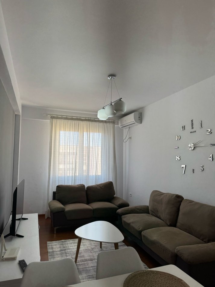 Tirane, jepet me qera apartament 2+1+Aneks+Ballkon Kati 8, 80 m² 600 € (rruga e kavajes)