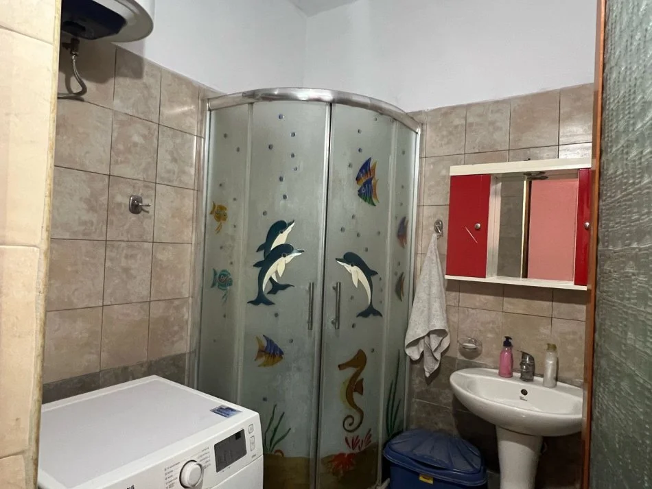 Tirane, jepet me qera apartament 2+1+Ballkon Kati 7, 75 m² 300 € (rruga Eqerem Cabej)