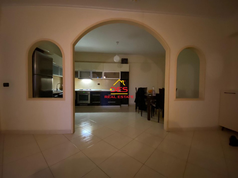Vlore, jepet me qera apartament 2+1+Ballkon Kati 5, 90 m² 350 € (Rruga 7 Nëntori , Vlorë)
