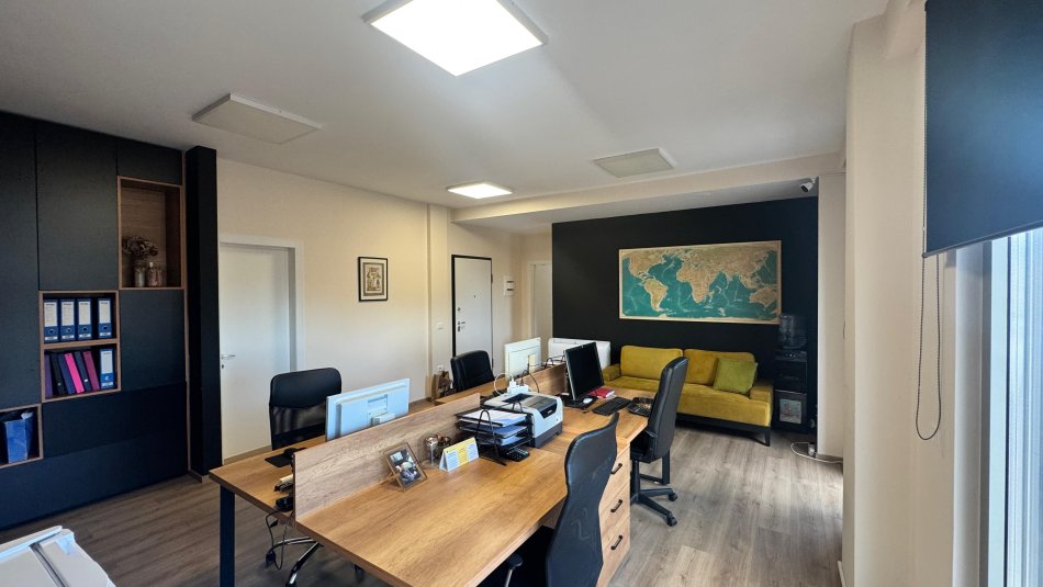 Tirane, jepet me qera zyre Kati 7, 160 m² 2.000 € (Rruga e Kavajes)