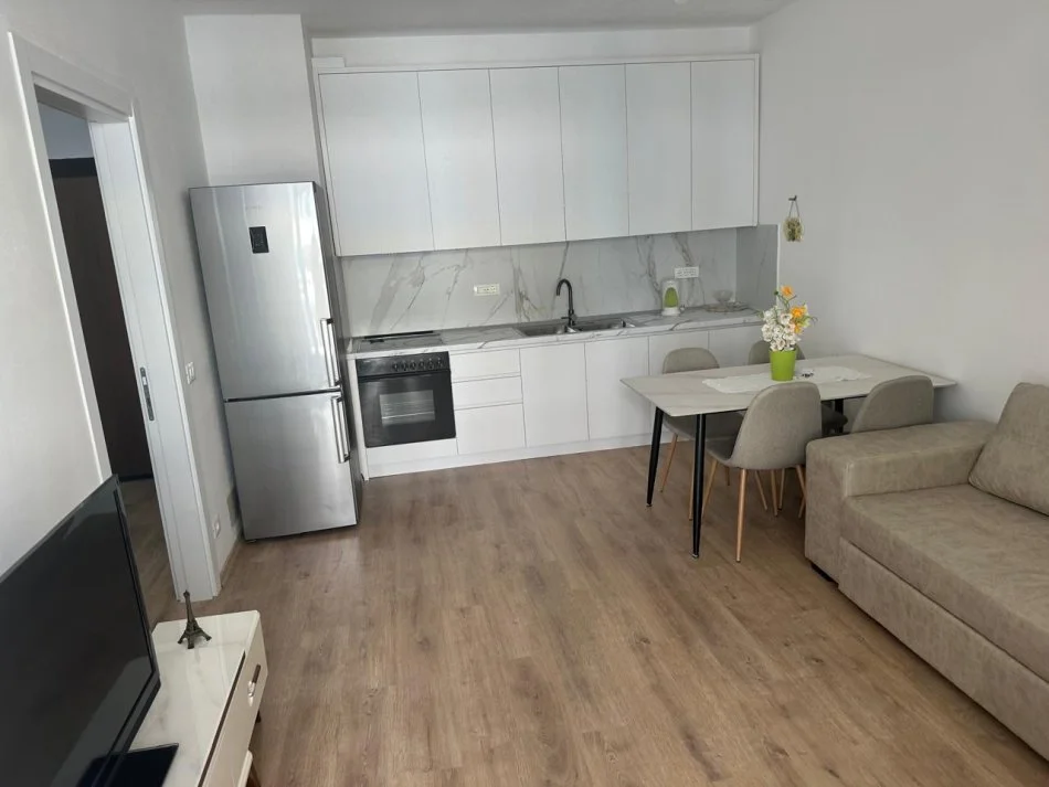 Shqiperi, jepet me qera apartament 2+1+Ballkon Kati 4, 97 m² 500 € (Univers City)