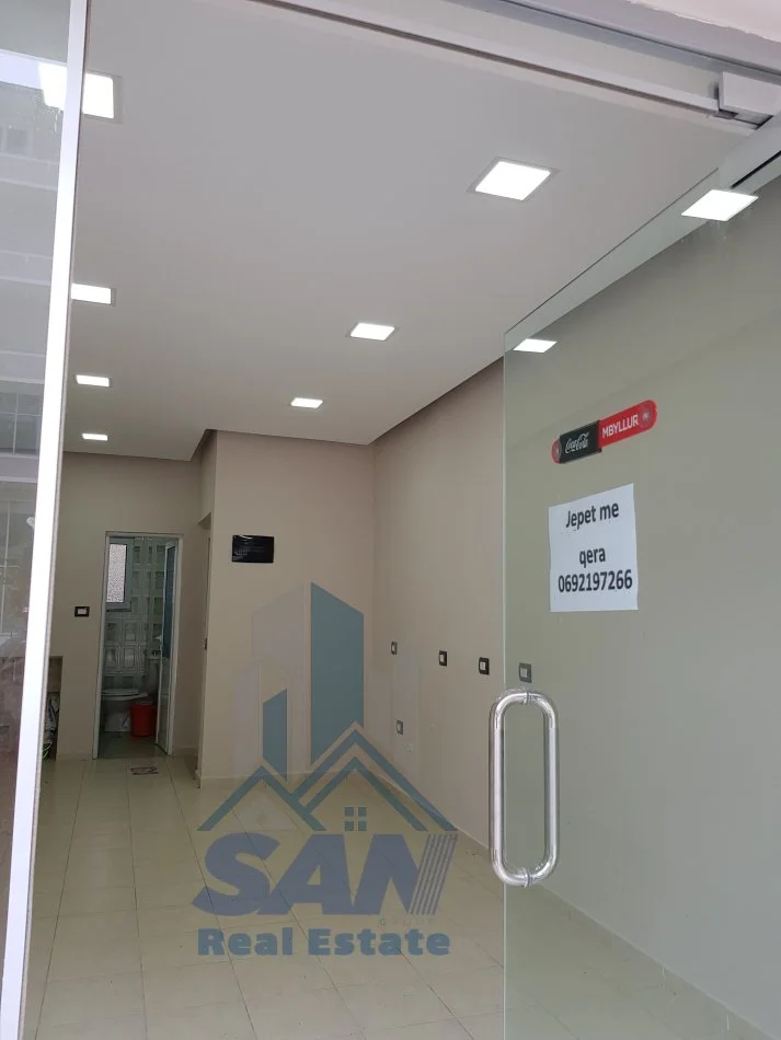 Lushnje, shes dyqan Kati 0, 34 m² 49.000 € (Sheshi Shqiponja prane Muzeut dhe Shtepise se Kongresit)