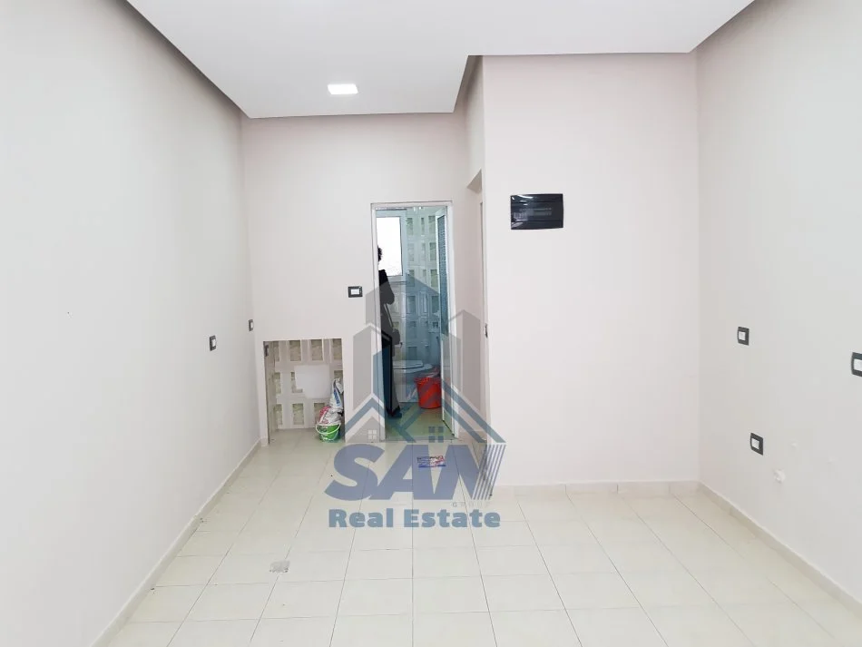 Lushnje, shes dyqan Kati 0, 34 m² 49.000 € (Sheshi Shqiponja prane Muzeut dhe Shtepise se Kongresit)