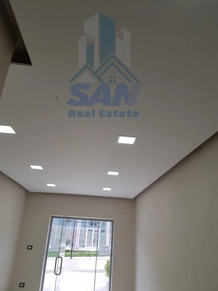 Lushnje, shes dyqan Kati 0, 34 m² 49.000 € (Sheshi Shqiponja prane Muzeut dhe Shtepise se Kongresit)