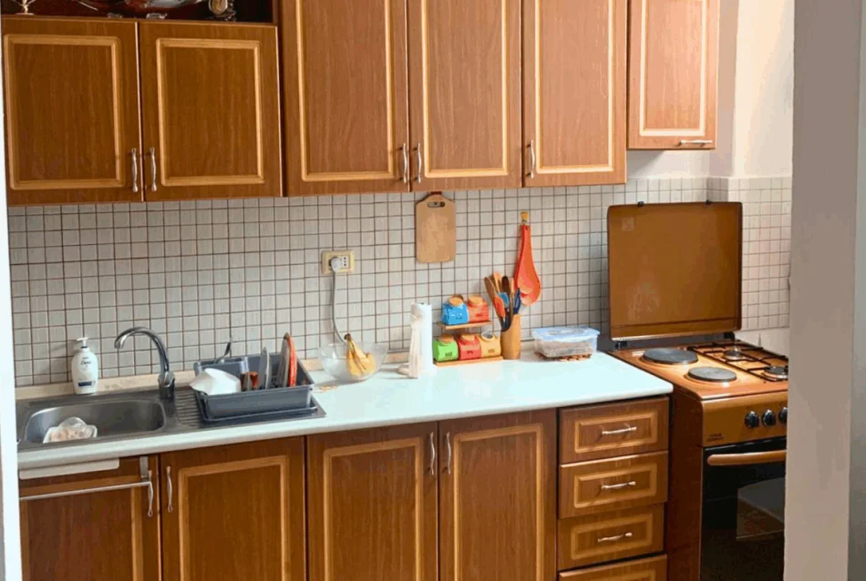 Tirane, jepet me qera apartament 1+1 Kati 4, 50 m² 300 € (Rruga Dhimiter Kamarda)