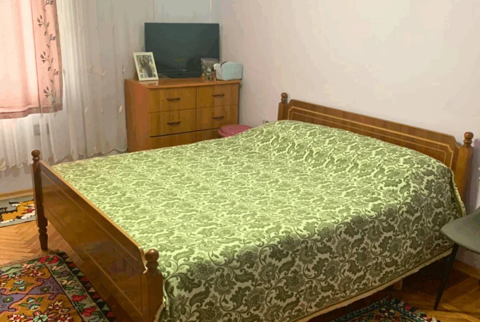 Tirane, jepet me qera apartament 1+1 Kati 4, 50 m² 300 € (Rruga Dhimiter Kamarda)