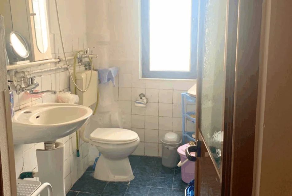 Tirane, jepet me qera apartament 1+1 Kati 4, 50 m² 300 € (Rruga Dhimiter Kamarda)