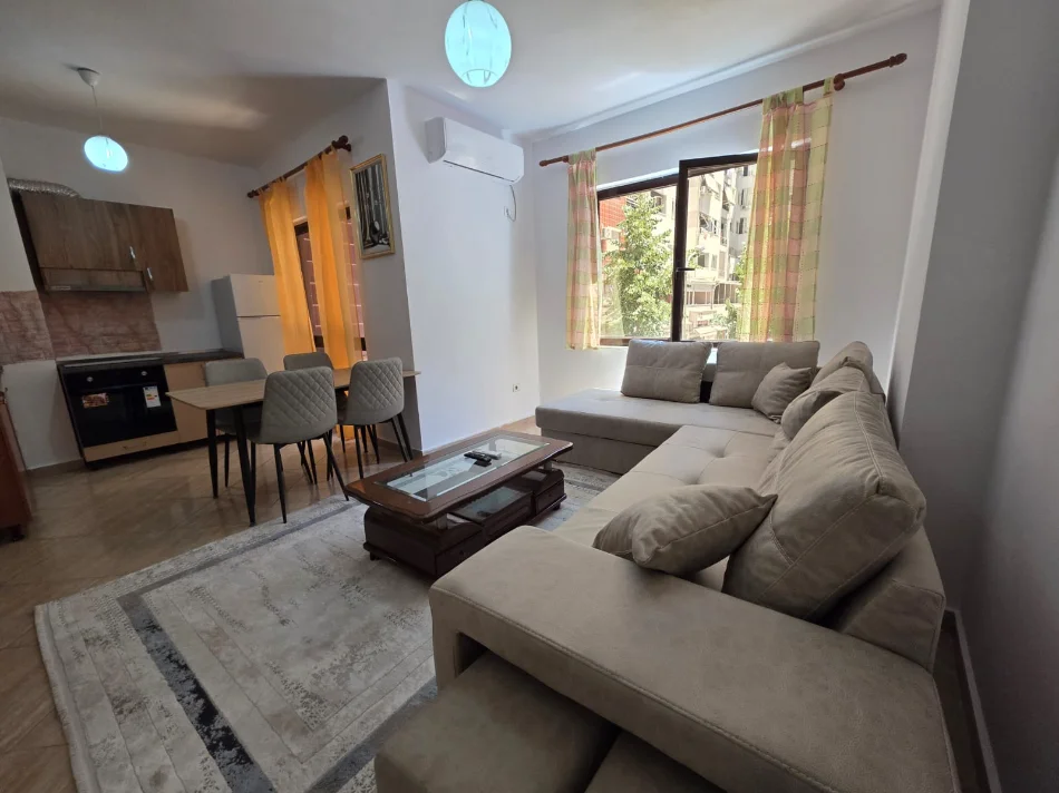 Tirane, jepet me qera apartament 1+1 , 65 m² (Reth Astirit)