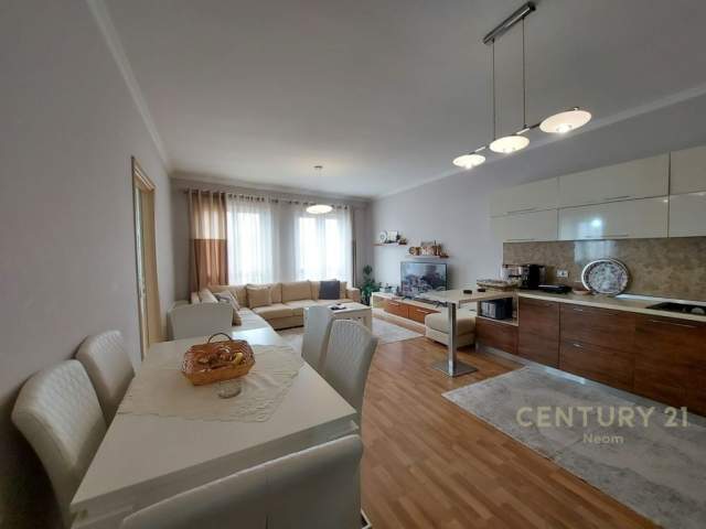 Tirane, jepet me qera apartament duplex 3+1+BLK Kati 2, 245 m² 850 Euro (Rruga Stavri Themeli)