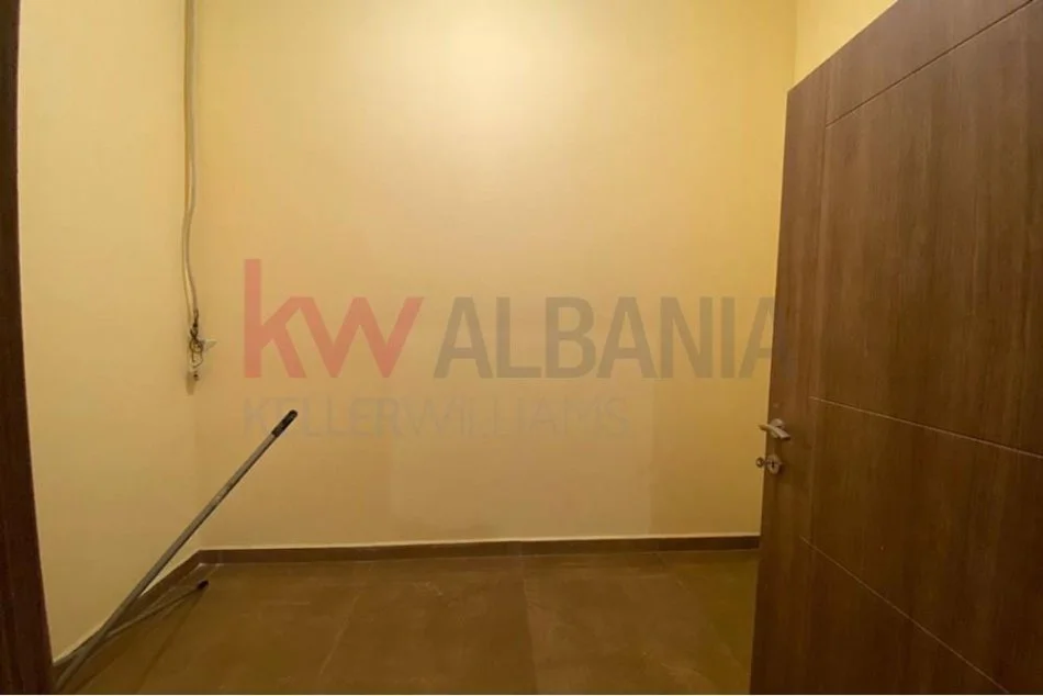 Tirane, jepet me qera ambjent biznesi Kati 1, 370 m² 3.700 € (Rruga e Kavajes, shume prane kryqezimit te 21 Dhjetorit!)