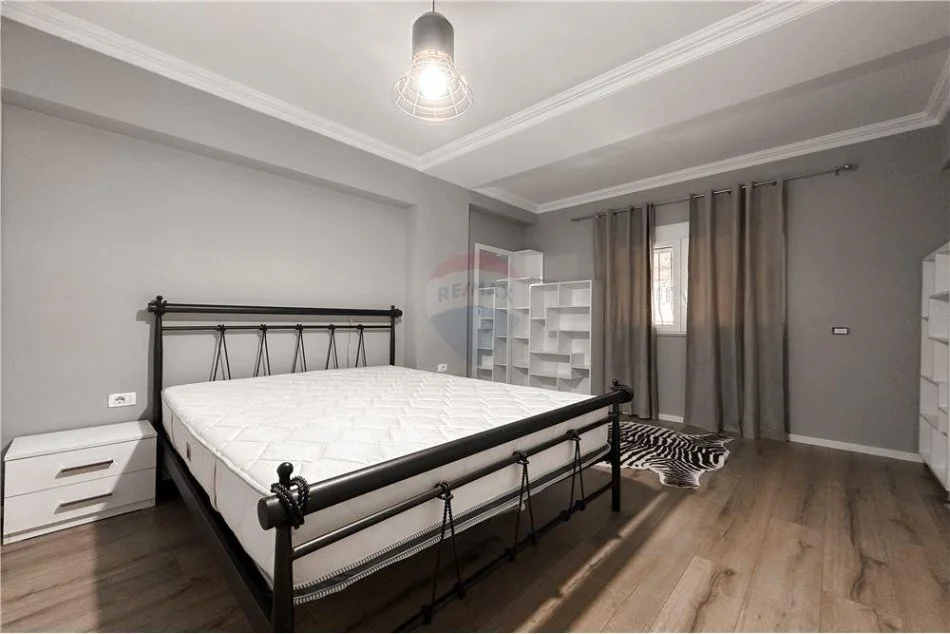 Tirane, jepet me qera apartament 2+1 Kati 1, 115 m² 850 € (Sami Frasheri)